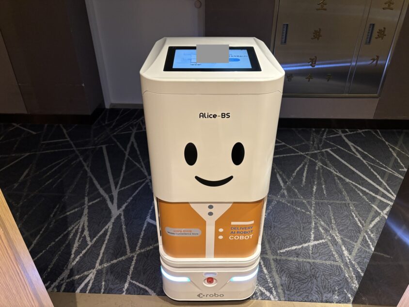 客室への配送を担当するCOBOTのロボット