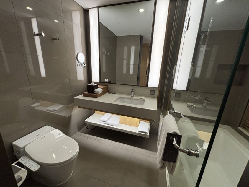 洗面台とトイレを含む客室のバスルーム