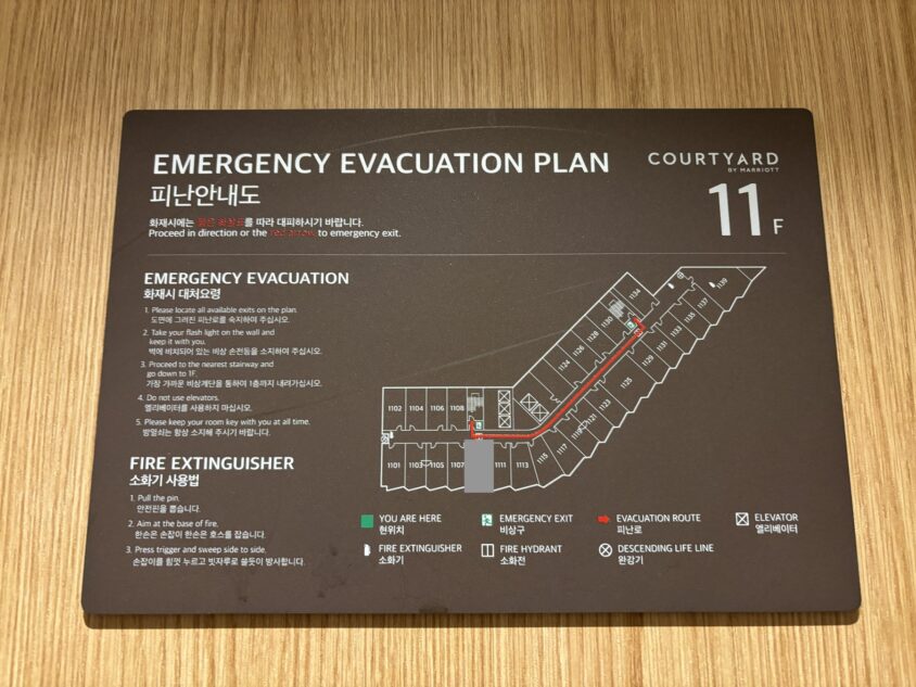 客室フロアの避難経路案内