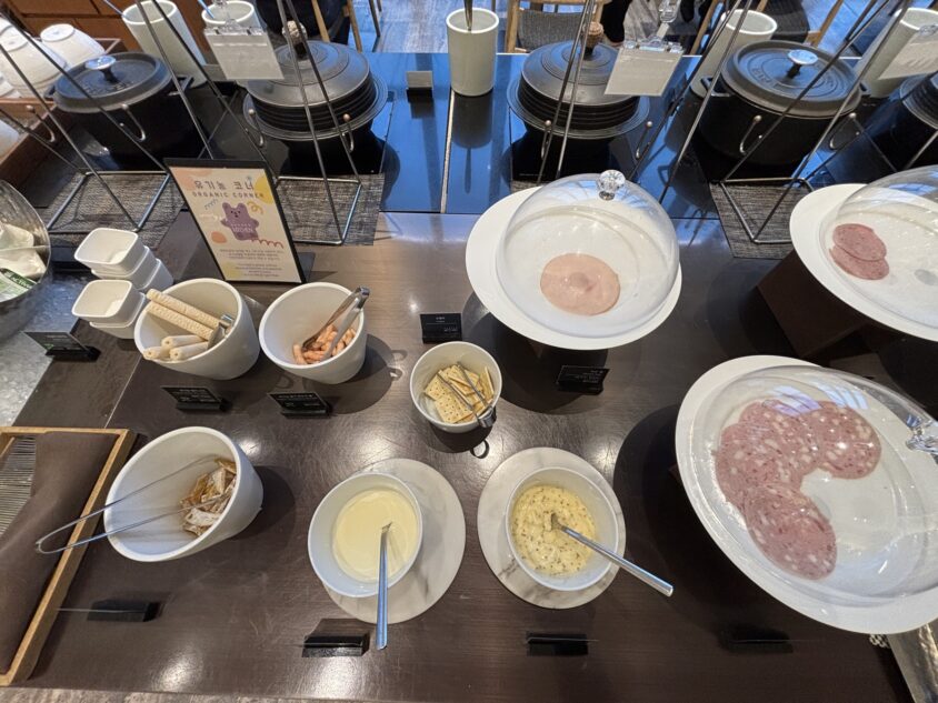 ハム・クラッカー・チーズと、和えたサラダなどの冷製料理