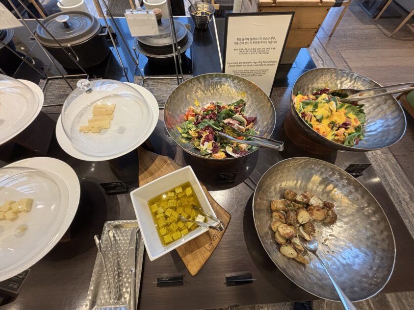 ハム・クラッカー・チーズと、和えたサラダなどの冷製料理