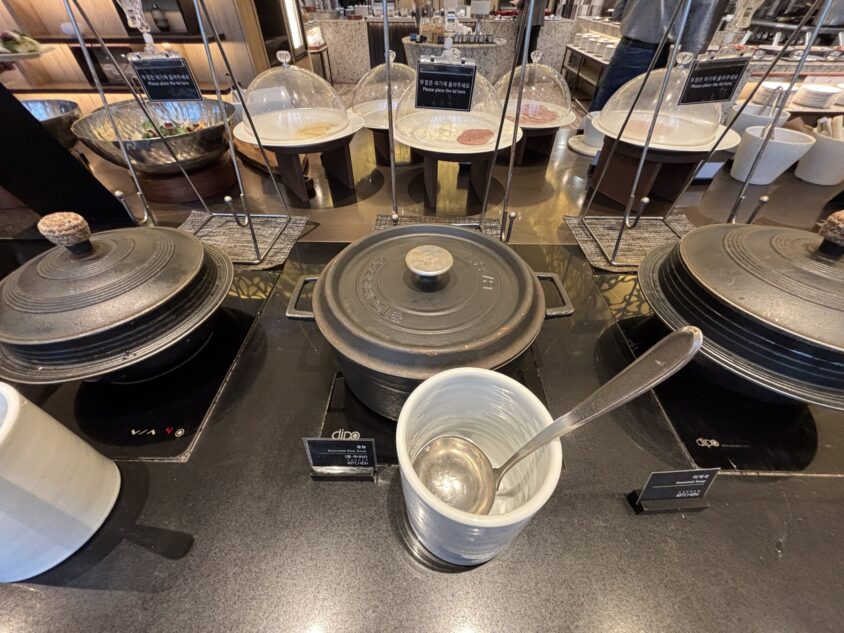 おこげのスープとわかめスープの鍋が並ぶコーナー