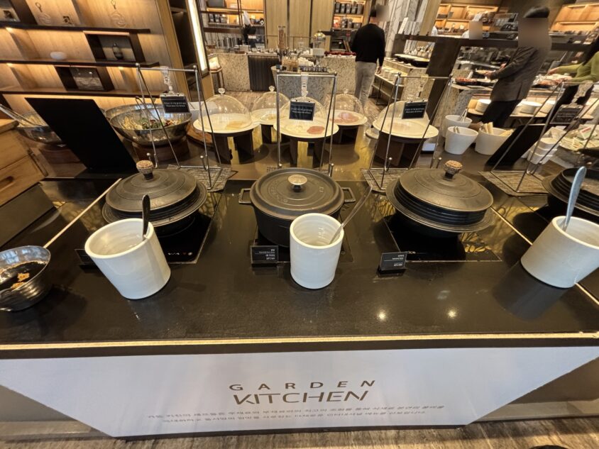 おこげのスープとわかめスープの鍋が並ぶコーナー