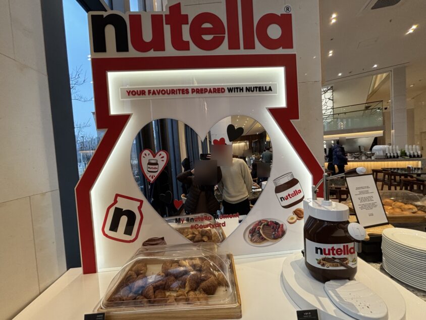 クロワッサンとNutellaが置かれた朝食コーナー