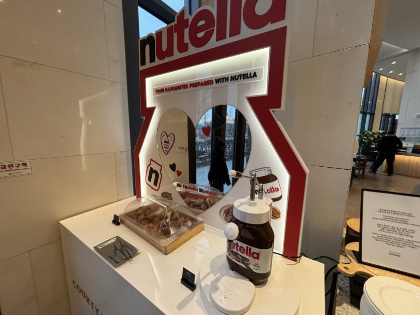 クロワッサンとNutellaが置かれた朝食コーナー