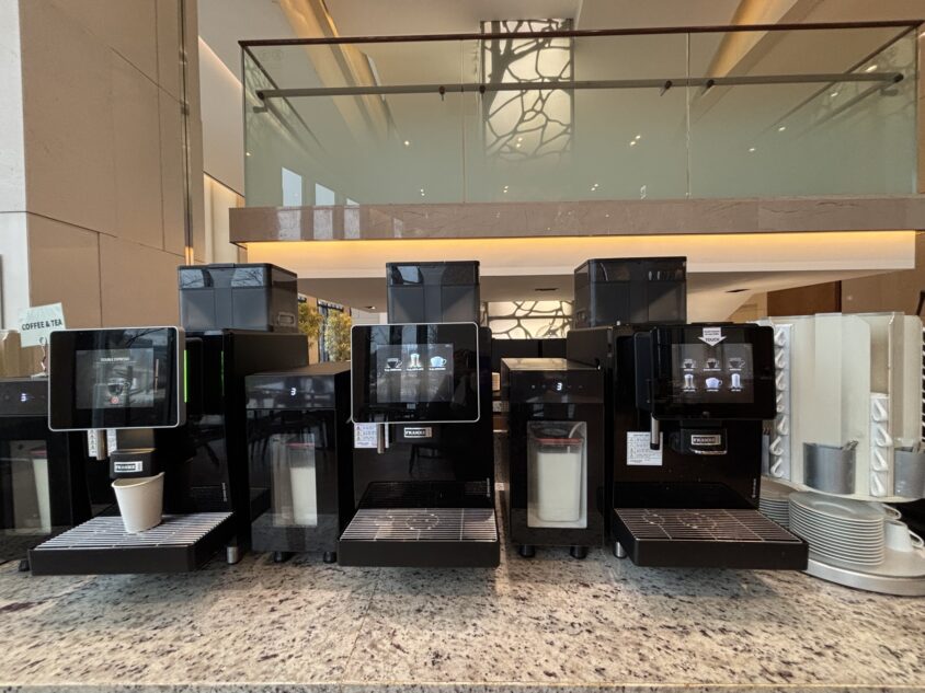 朝食会場に並ぶFRANKEのコーヒーマシン