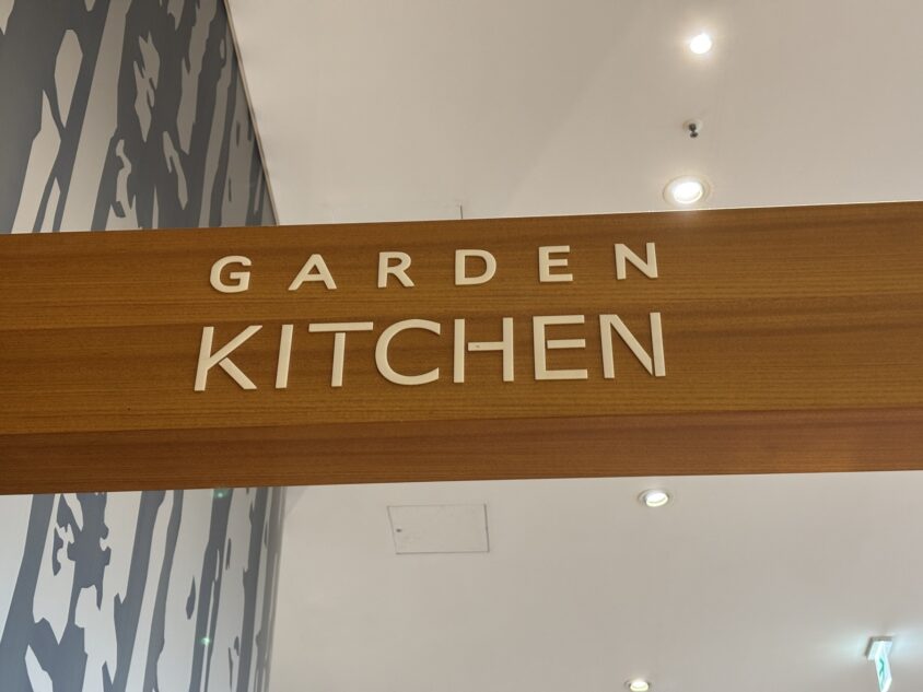 Garden Kitchenの入口とレストランサイン