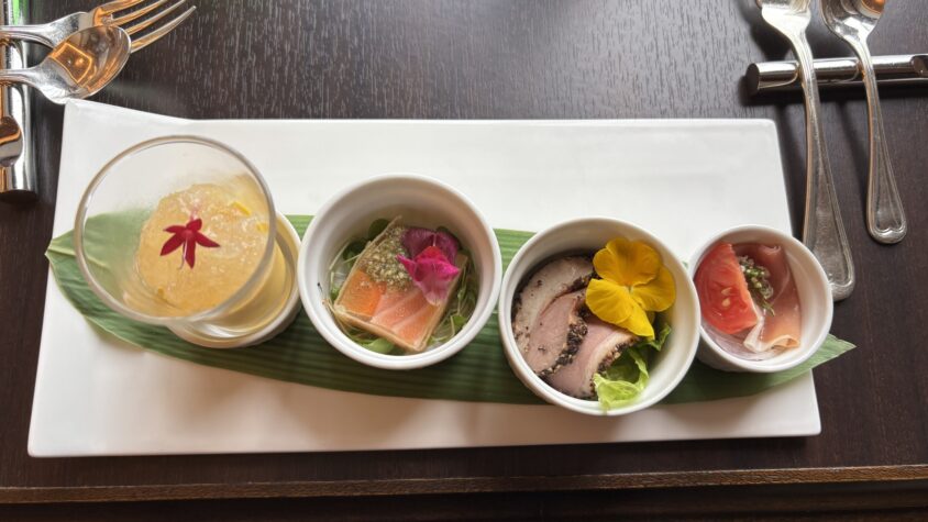 カクテルタイムの小皿料理とテーブル