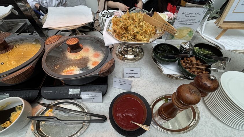 温かい料理とパラタ・ファラフェル・ピタブレッド
