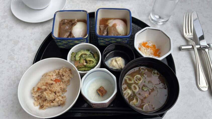 アマデウスで取り分けた朝食とテーブル