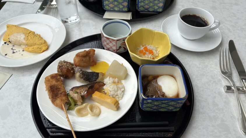 アマデウスで取り分けた朝食とテーブル