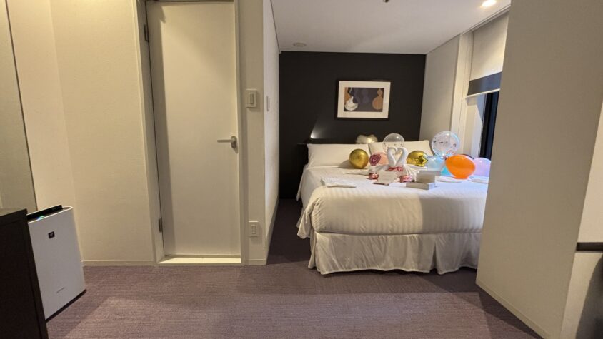 角部屋のベッドとキャビネット