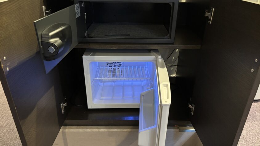 客室の小型冷蔵庫とセーフティボックス