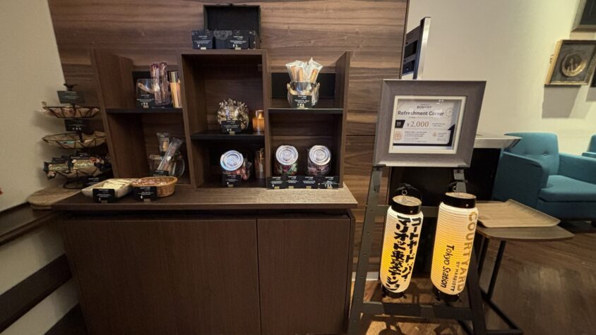 お菓子の棚と提灯