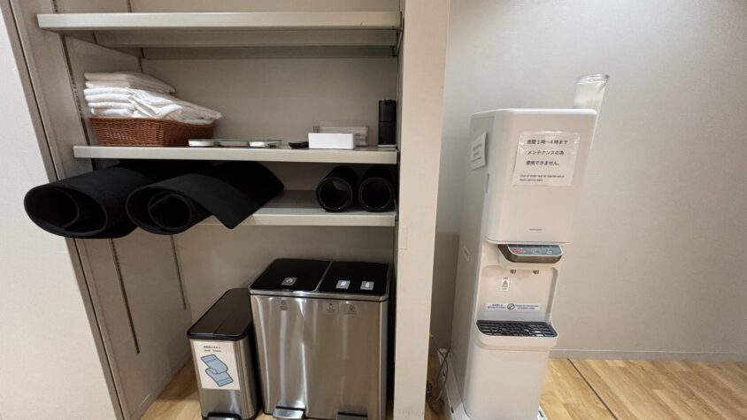 フィットネスの水とタオル