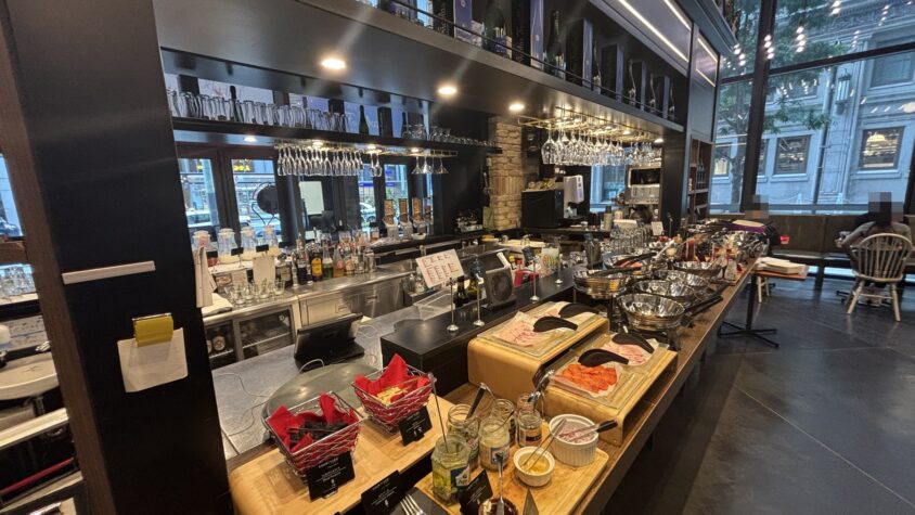 朝食のビュッフェ台の全景