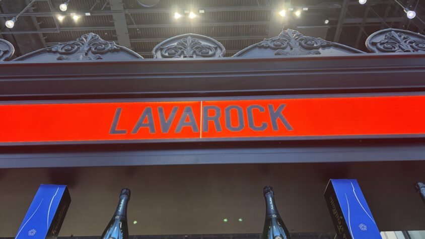 赤いLAVAROCKのロゴ