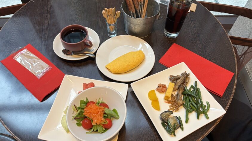 テーブルに並べた朝食
