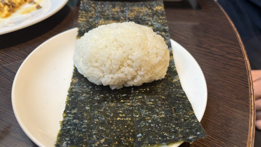 海苔とご飯のおにぎり