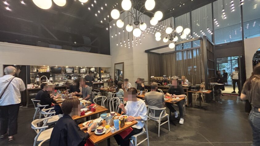 朝食時間のレストラン全景