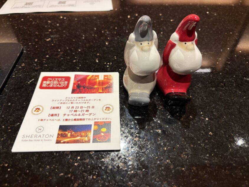 館内のサンタの置物と夜の入口