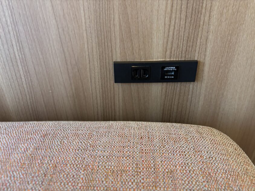ベッドサイドの時計・電話と壁面の充電端子