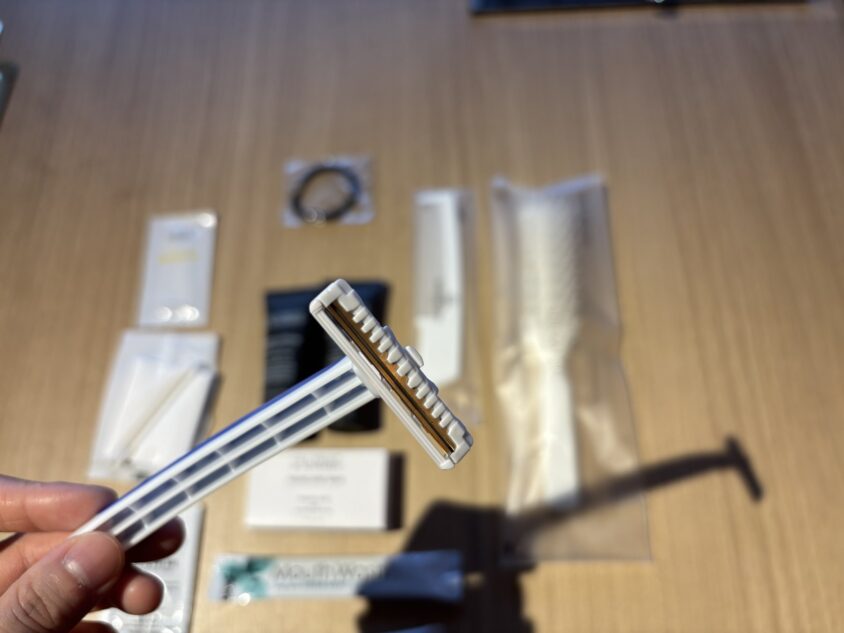 客室に用意されていたカミソリと歯ブラシ