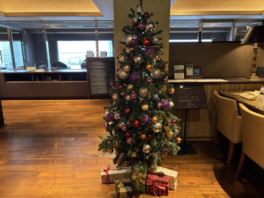 19階クラブラウンジの入口とクリスマスツリー