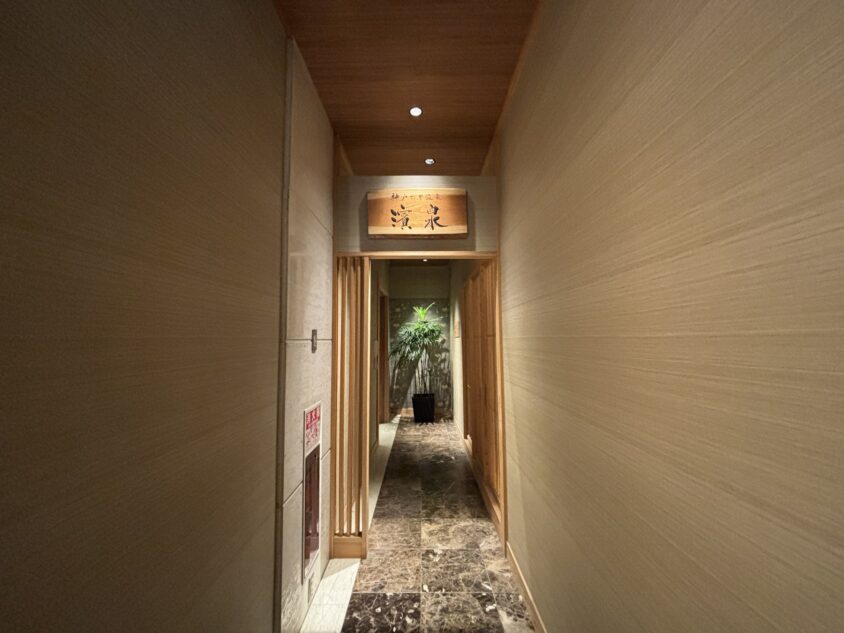 温泉入口へ続く廊下と濱泉の看板