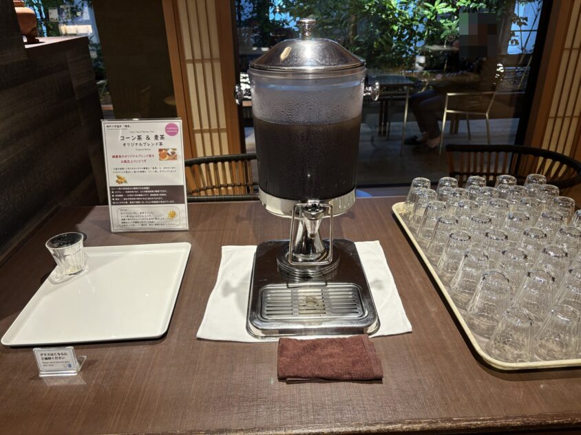 温泉周辺の飲み物と季節の装飾