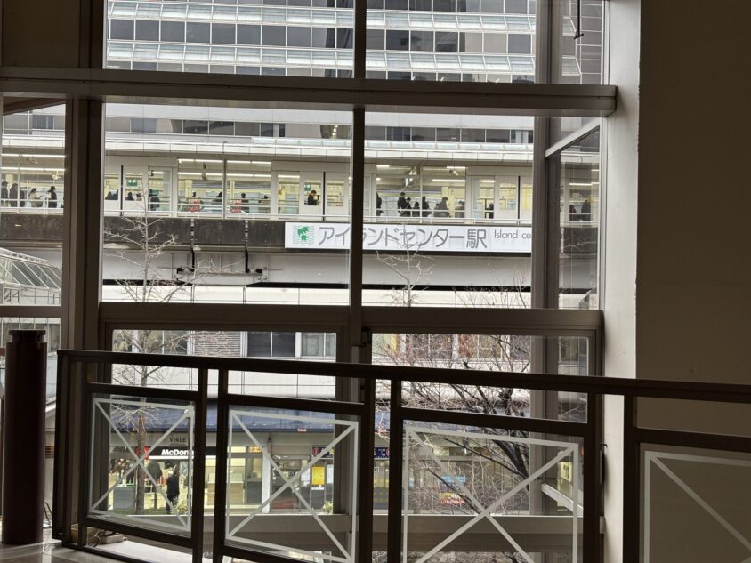 ホテルから見えるアイランドセンター駅