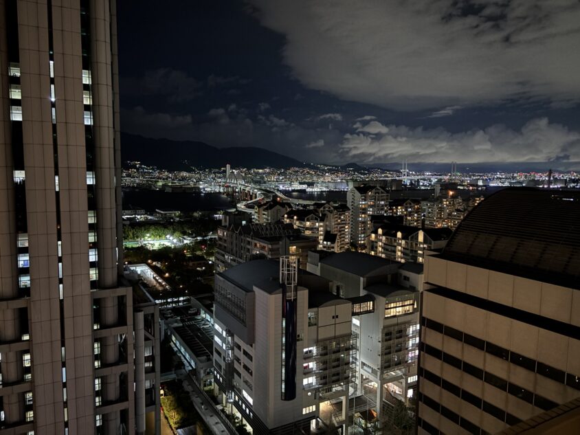 六甲アイランドと神戸側の夜景