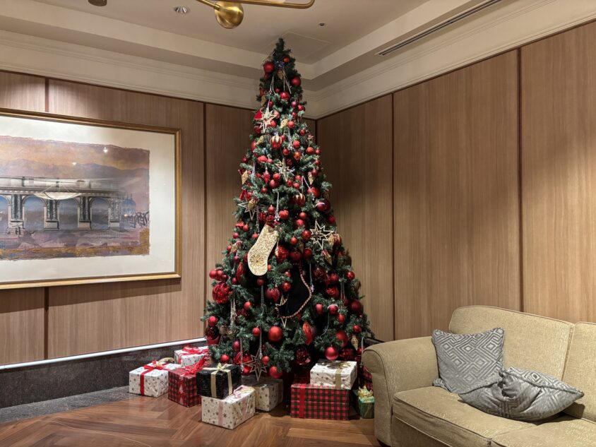 ソファのある館内スペースとクリスマスツリー
