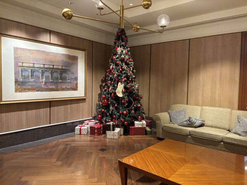 ソファのある館内スペースとクリスマスツリー