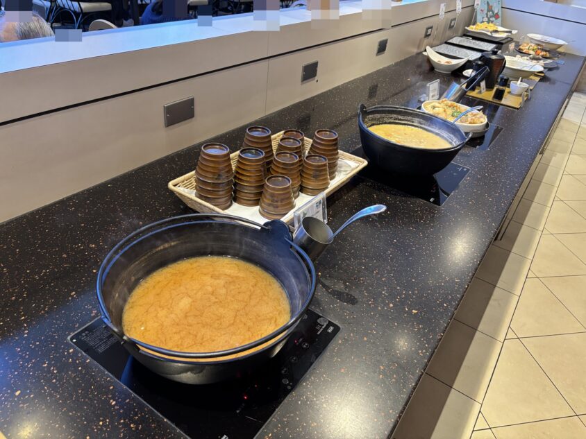 和食の汁物と惣菜が並ぶカウンター