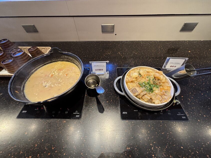 和食の汁物と惣菜が並ぶカウンター