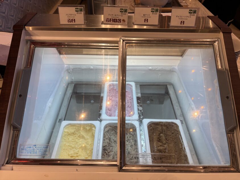 アイスクリームのケースとフルーツ
