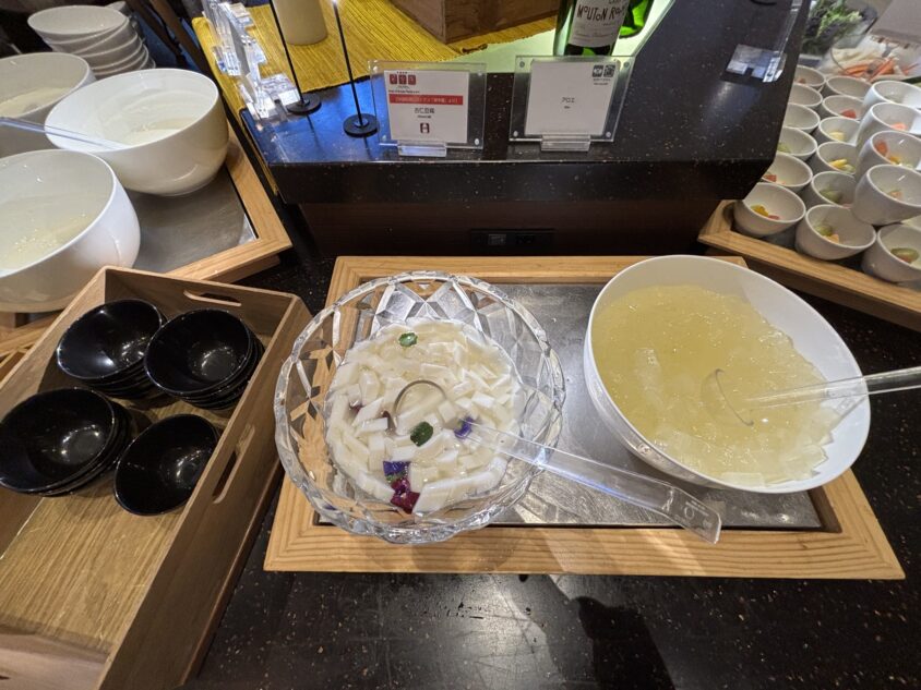 アイスクリームのケースとフルーツ