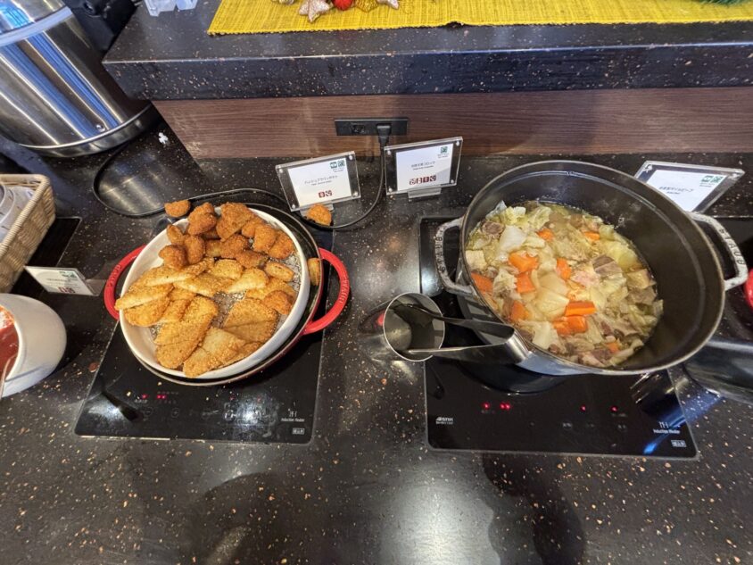 揚げ物と野菜・肉の温製料理