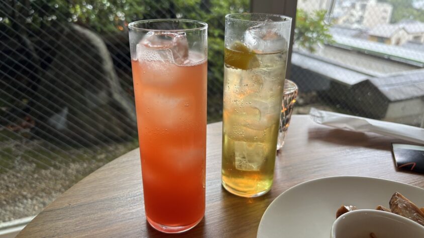 ウェスティン都ホテル京都・イブニングカクテルの飲み物と白ワイン