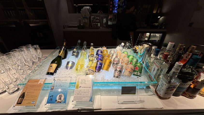 ウェスティン都ホテル京都・夜のラウンジの飲み物とカウンター
