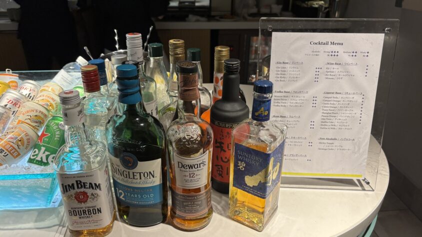ウェスティン都ホテル京都・夜のラウンジの飲み物とカウンター