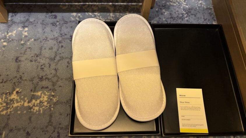 ウェスティン都ホテル京都・スーペリアルームの入口・収納・飲み物の備品