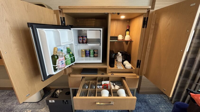 ウェスティン都ホテル京都・スーペリアルームの入口・収納・飲み物の備品