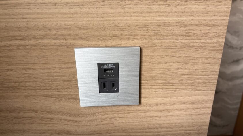 ウェスティン都ホテル京都・スーペリアルームのテレビと備品