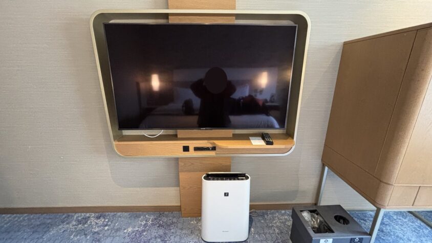 ウェスティン都ホテル京都・スーペリアルームのテレビと備品